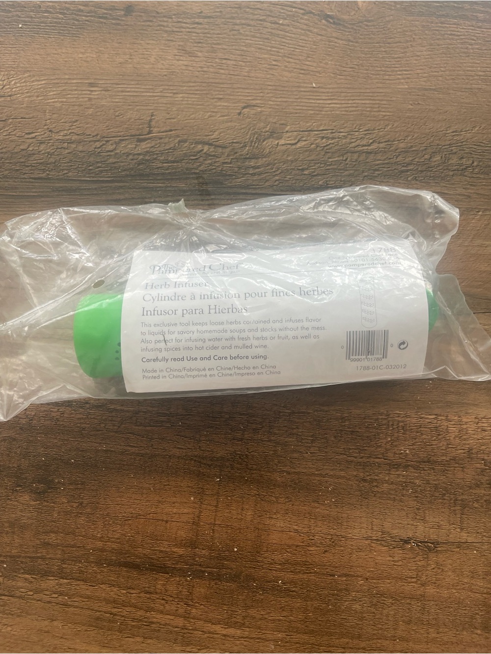 New The Pampered Chef Herb Infuser - Green and White